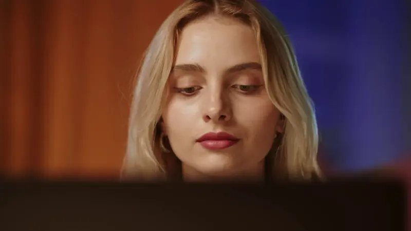 لماذا يشعر النرجسيون بالرفض الاجتماعي أكثر من غيرهم؟