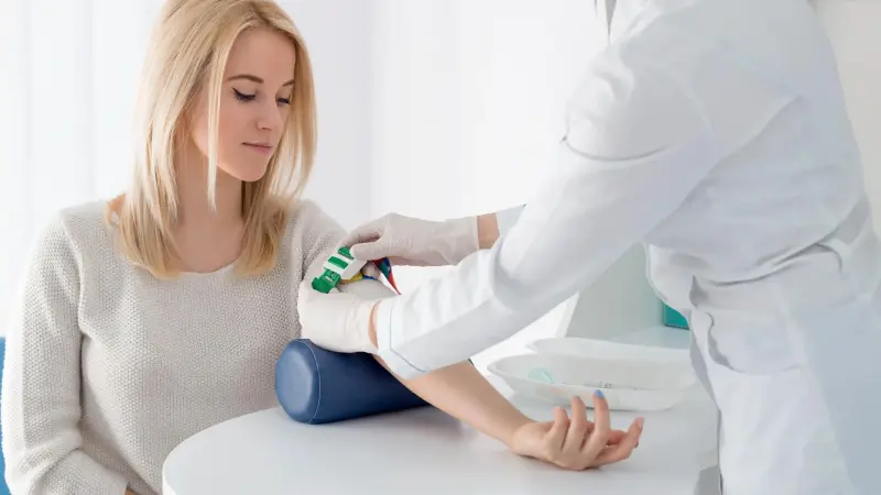 اختراق طبي.. فحص دم يكشف سرطان المبيض بدقة