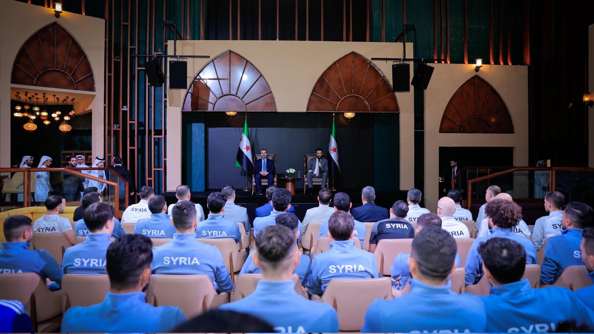 صور - الشرع يجتمع مع لاعبي منتخب سوريا ويؤكد دعمه لهم 