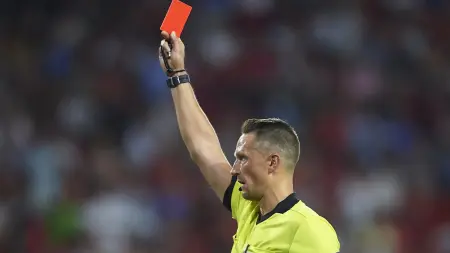 عقوبة الطرد المباشر في الدوري السعودي.. كم مدة إيقاف اللاعب المطرود؟