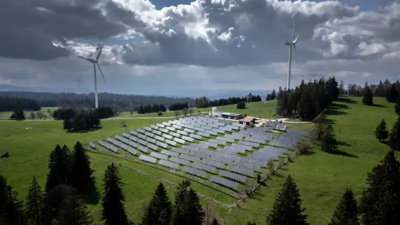 استثمارات الطاقة النظيفة قد تساوي الوقود الأحفوري هذا العام