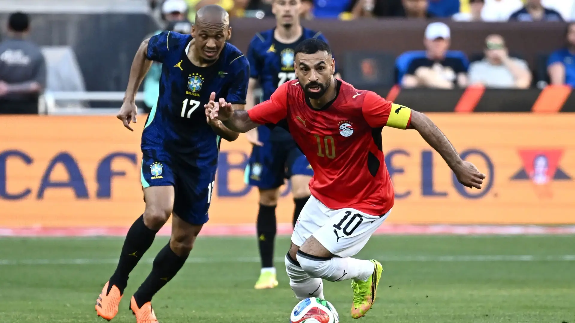 محمد صلاح وفابينيو تزاملا سابقًا في ليفربول (أ ف ب) محمد صلاح وفابينيو تزاملا سابقًا في ليفربول (أ ف ب)