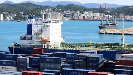 related_news_inside_blogsنحو 77 سفينة عبرت مضيق هرمز منذ بداية الحرب