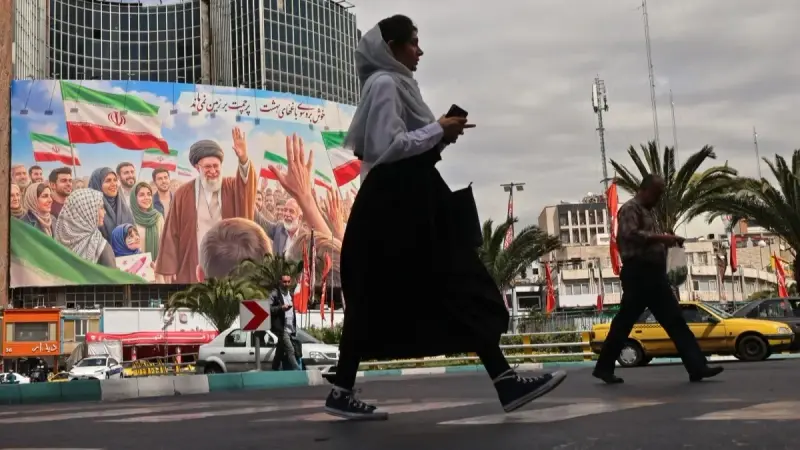 التأييد في مقابل التغاضي.. كيف يتعامل النظام الإيراني مع غير المحجبات خلال الحرب؟