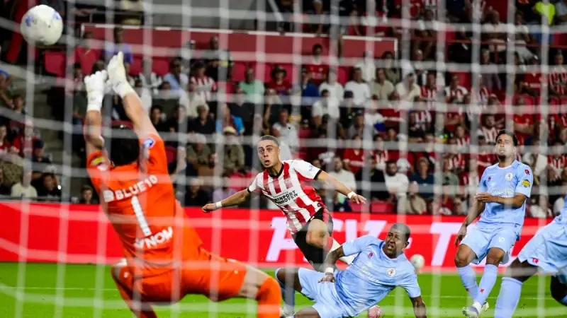 الدوري الهولندي - أيندهوفن يفتتح حملة الدفاع عن اللقب بسداسية.. وفينورد يحقق انطلاقة قوية