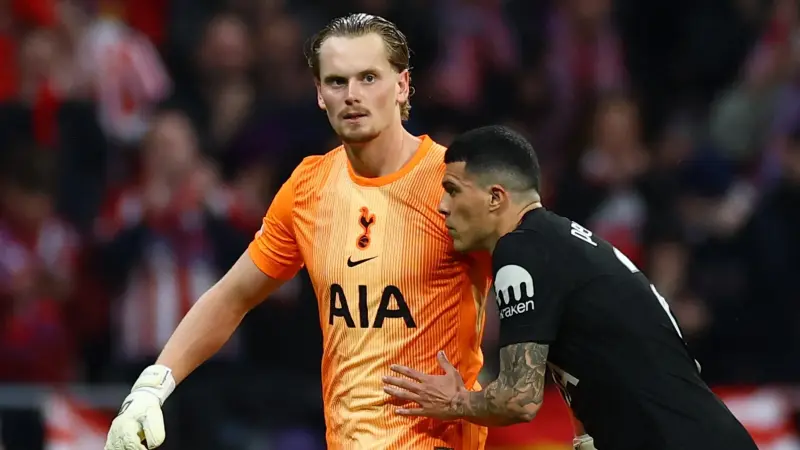 فيديو - أداء كينسكي الكارثي يجبر مدرب توتنهام على استبداله بعد تلقي 3 أهداف في 15 دقيقة