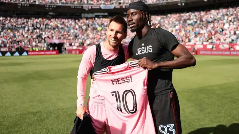 ليس من ضمنهم باريس.. 6 أندية يتابعها ميسي على الإنستغرام