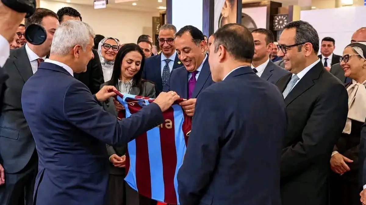 مصطفى مدبولي يستقبل هدية محمد صلاح (فيسبوك) مصطفى مدبولي يستقبل هدية محمد صلاح (فيسبوك)
