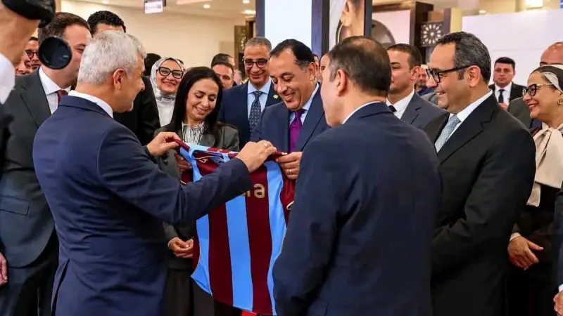 قميص محمد صلاح هدية من طرابزون لرئيس الوزراء المصري.. ما القصة؟
