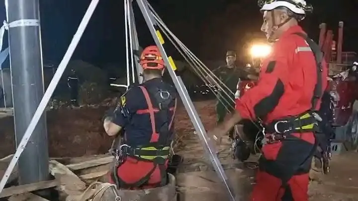 تواصل عملية إنقاذ الطفل أيوب العالق في بئر بالجزائر (إكس) تواصل عملية إنقاذ الطفل أيوب العالق في بئر بالجزائر (إكس)