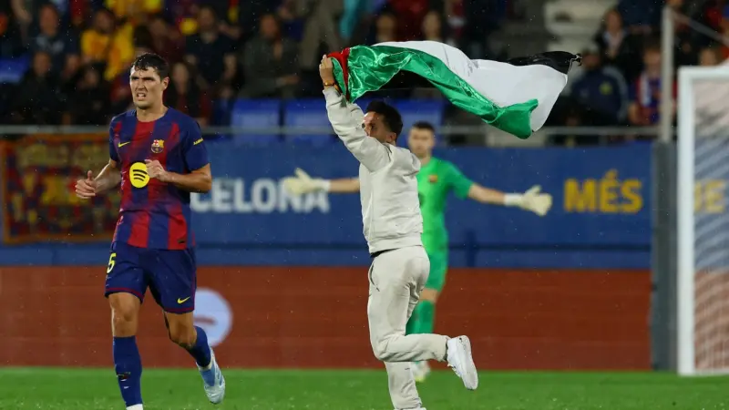 فيديو - مشجع يقتحم ملعب مباراة برشلونة وخيتافي بعلم فلسطين