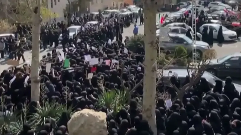 احتجاجات حاشدة داخل الجامعات الإيرانية.. والسلطات تحذر