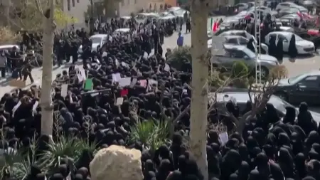 احتجاجات حاشدة داخل الجامعات الإيرانية.. والسلطات تحذر