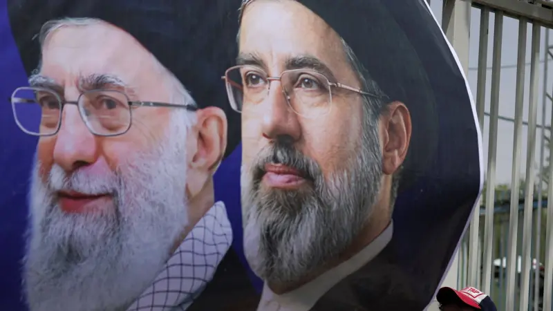 بعد غيابه عن جنازة والده.. أول تعليق من المرشد الإيراني