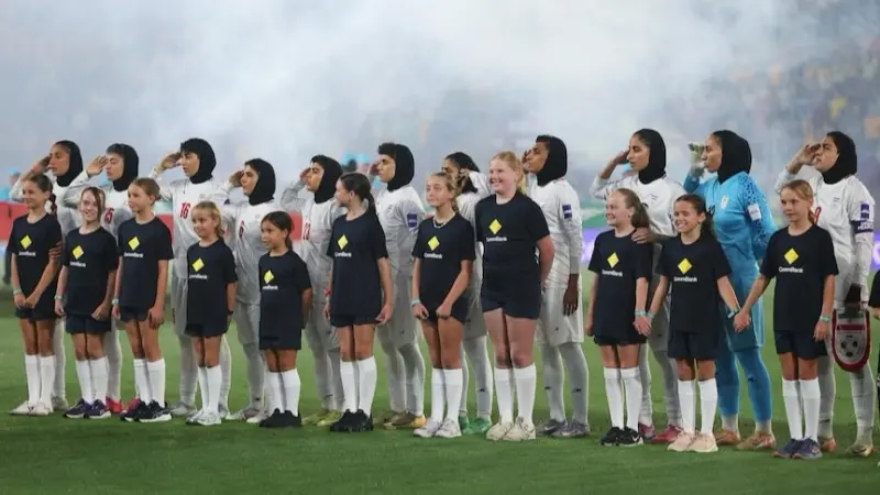 النظام الإيراني يتهم لاعبات المنتخب بـ"الخيانة" بسبب رفضهن أداء النشيد الوطني