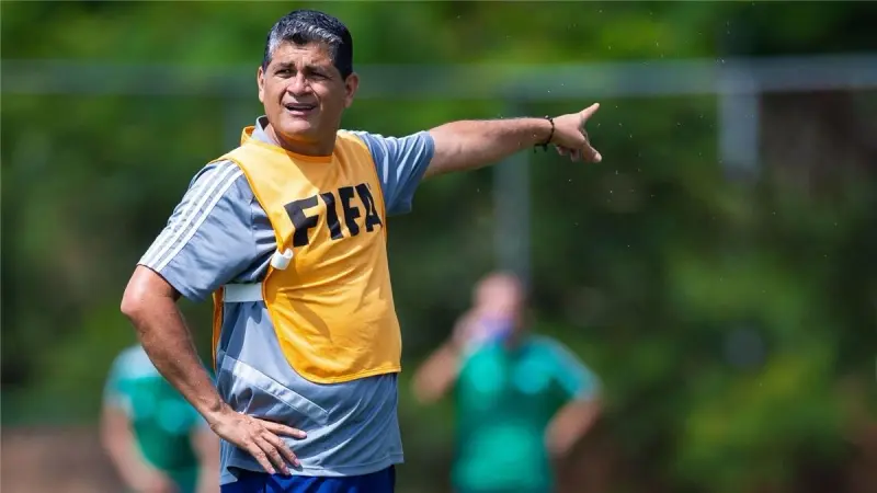 هل يرحل أوسكار رويز بعد أزمة الأهلي وسيد عبد الحفيظ مع لجنة الحكام؟