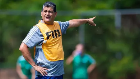 related_news_inside_blogsهل يرحل أوسكار رويز بعد أزمة الأهلي وسيد عبد الحفيظ مع لجنة الحكام؟