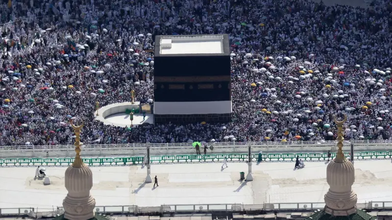 فيديو - وعكة صحية لماهر المعيقلي أثناء الصلاة وتدخّل عاجل من السديس