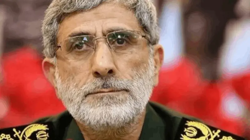 الإشاعات تلاحقه.. ظهور مفاجئ لقائد فيلق القدس وسط المحتفلين في طهران