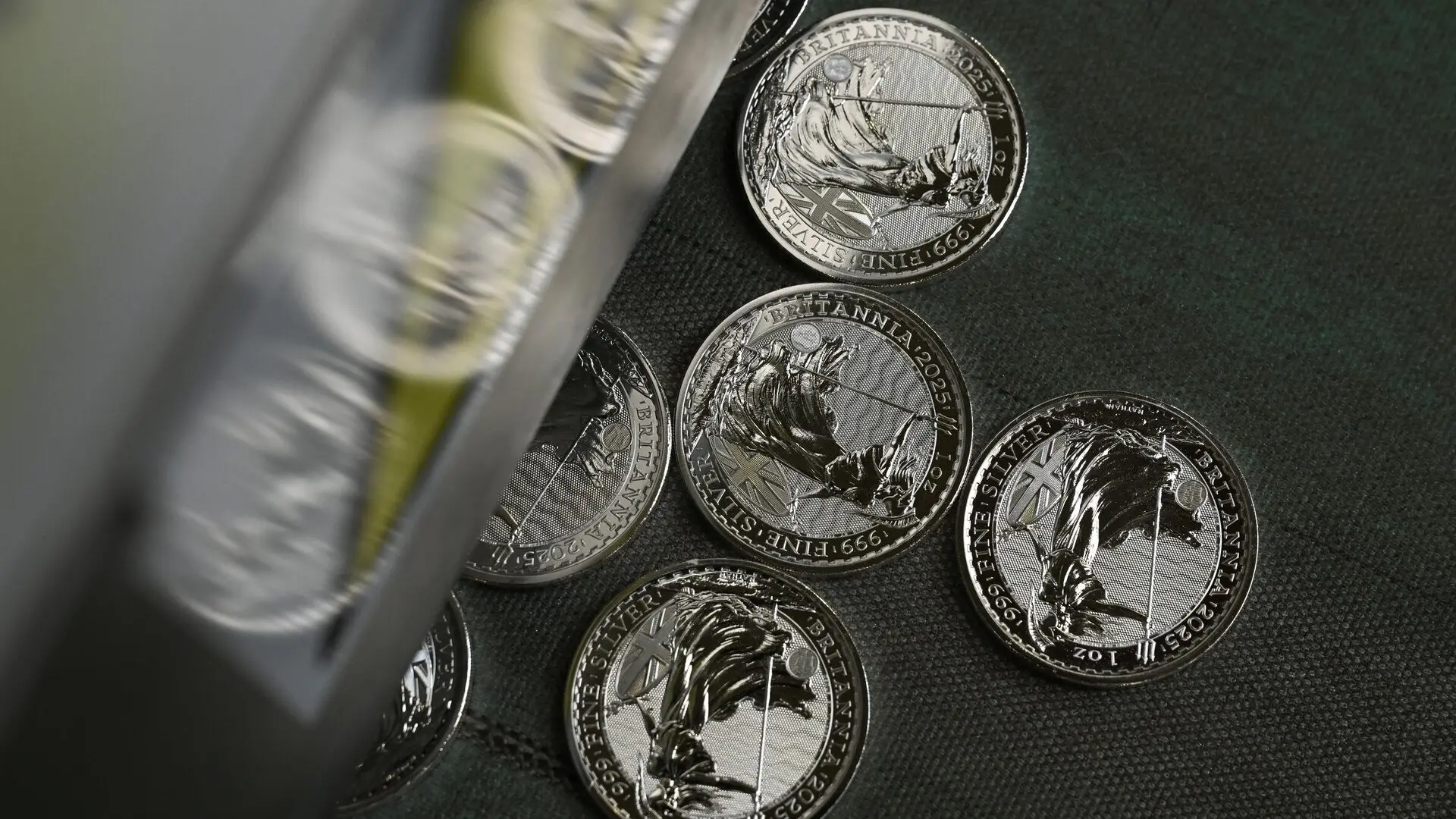 سعر الفضة اليوم في مصر والسعودية قرب مستويات دعم محورية (رويترز) سعر الفضة اليوم في مصر والسعودية قرب مستويات دعم محورية (رويترز)