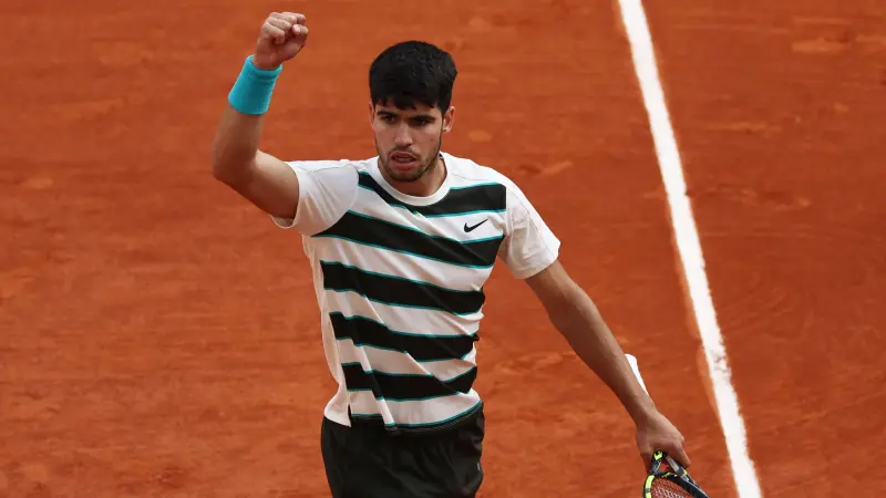 كارلوس ألكاراز يحتفظ بلقب رولان غاروس في نهائي تاريخي أمام سينر