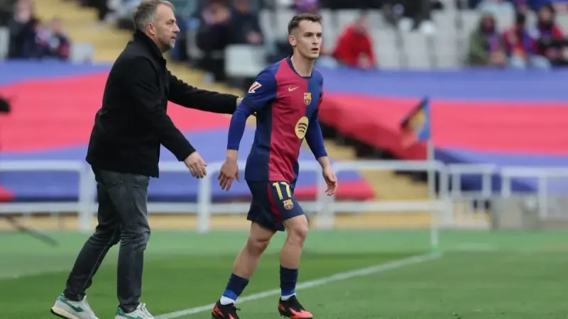 كاسادو يرد على تهميش فليك له في تشكيل برشلونة