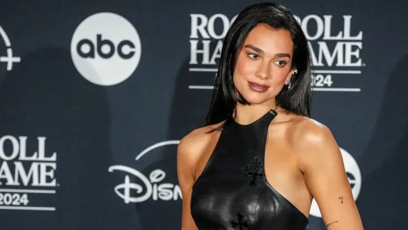 "أحبكم وسأعود قريبا".. دوا ليبا تلغي حفلها وتعتذر لجمهور إندونيسيا