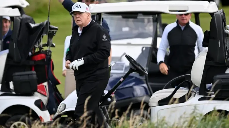 فيديو - رغم دعوات الاحتجاج.. ترامب يبدأ زيارته لإسكتلندا بلعب الغولف