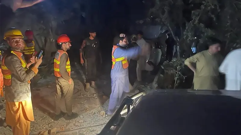 مقتل أكثر من 10 أشخاص بانفجار ذخائر في مركز شرطة بباكستان