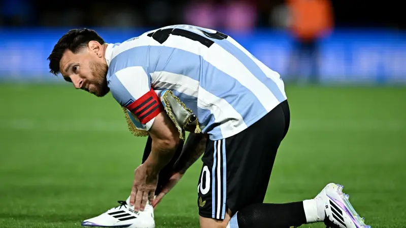 ما سبب عدم حضور ميسي لاستلام وسام الحرية من بايدن؟