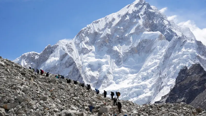 الصين.. إنقاذ نحو 900 شخص حوصروا بعاصفة ثلجية قرب جبل إيفرست