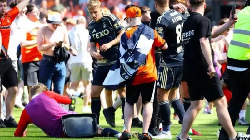 فيديو - حادث مؤسف.. إصابة لاعب بعد إلقاء مقعد عليه من جانب مُشجع