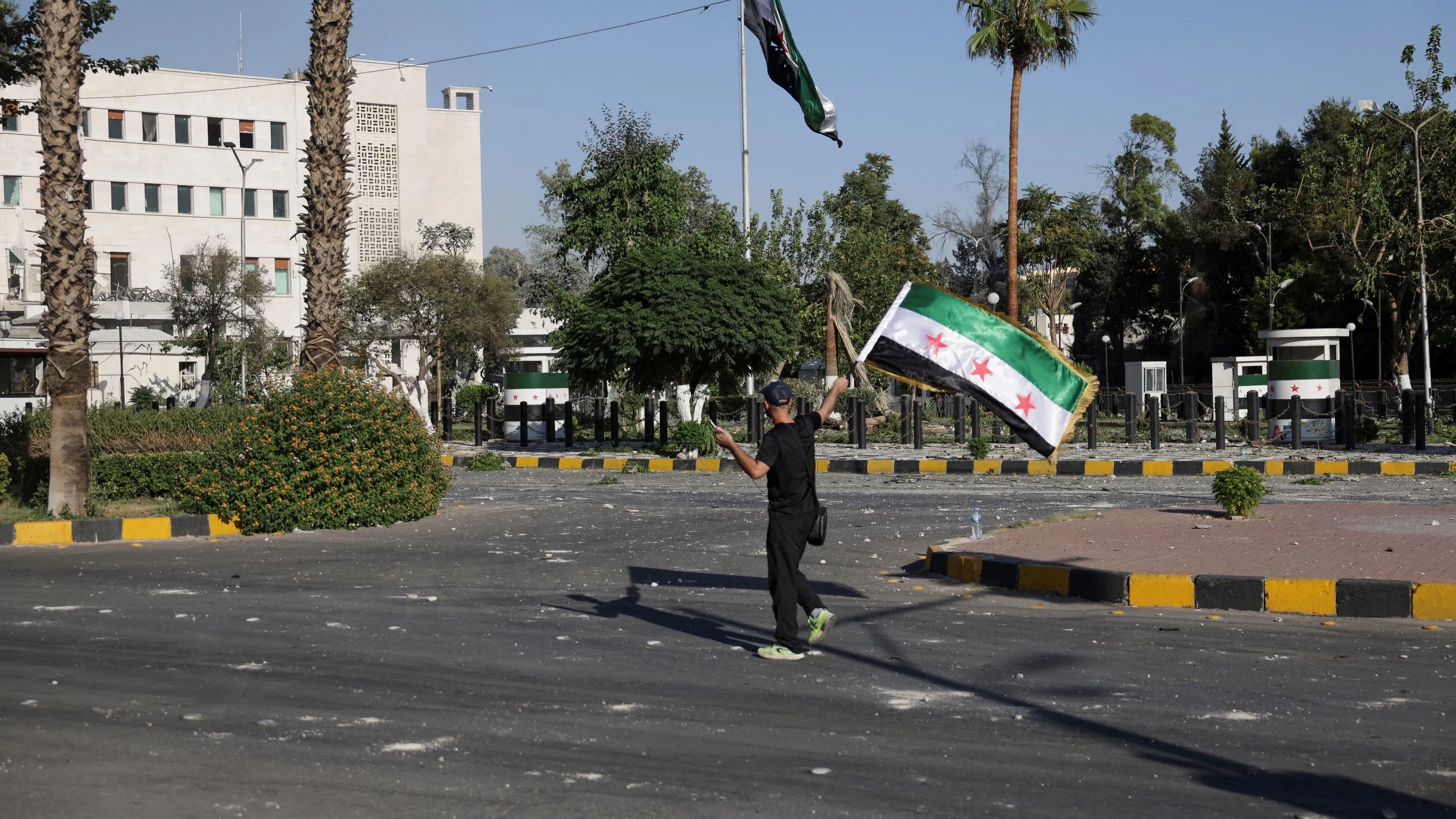 قفزة سعر الدولار مقابل الليرة السورية بأكثر من 160 ليرة في السوق السوداء 