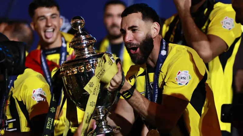 أزمة جديدة في ملف تجديد عقد كريم بنزيما مع الاتحاد السعودي