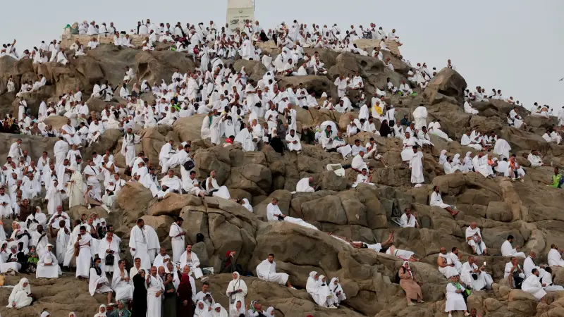 الحجاج يؤدون طواف الإفاضة في أول أيام عيد الأضحى