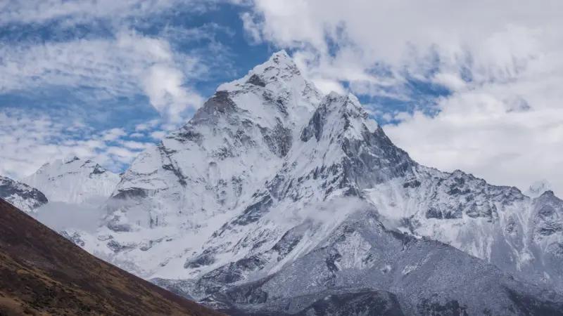 النيبال تسعى لمكافحة السياحة المفرطة في جبل إيفرست