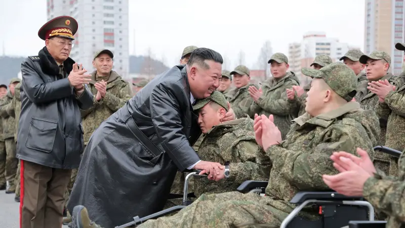 صور - زعيم كوريا الشمالية يحتفي ببطولة جنوده في روسيا