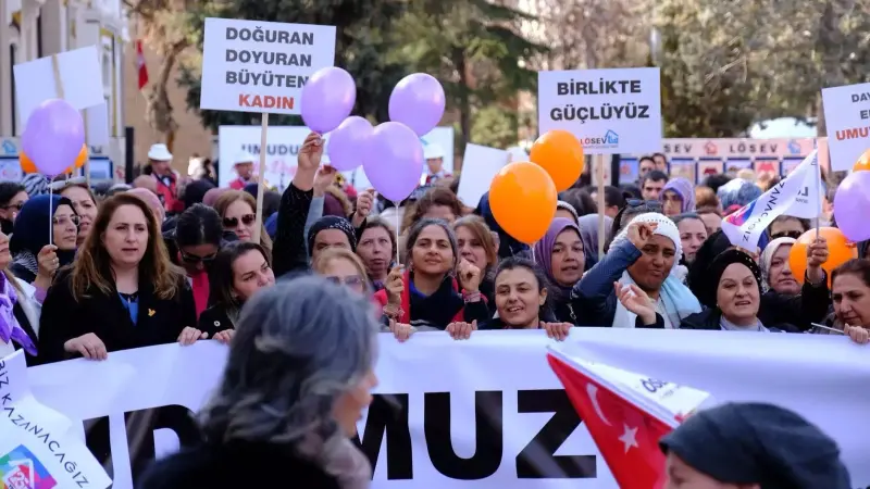 فيديو وصور - تركيا تعتقل 200 امرأة في يومها العالمي