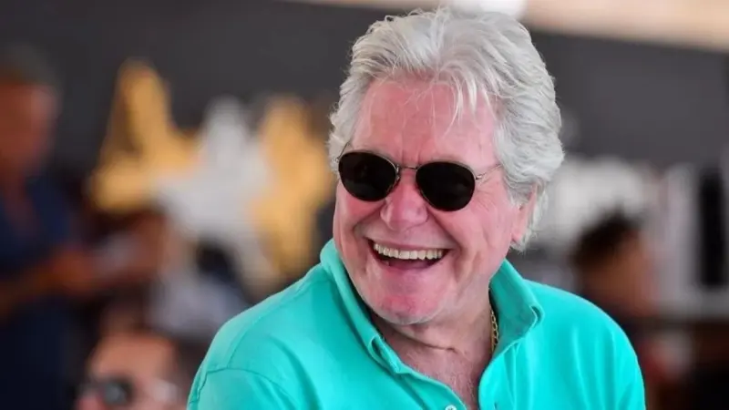 بعد شائعة زواجه للمرة السابعة.. من هم زوجات حسين فهمي الـ6