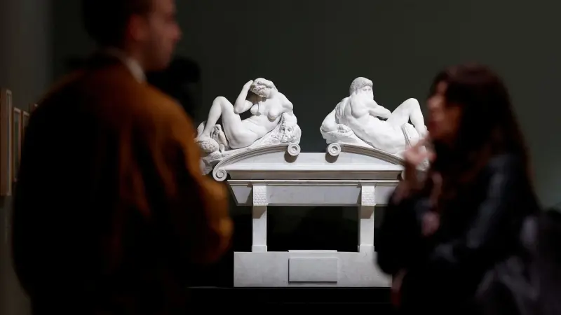 صور - مايكل أنجلو ورودان يجتمعان في اللوفر.. وموضوعهما الرئيس "الجسد الحي"