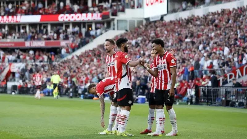 فيديو - دراما الدوري الهولندي.. كيف احتفل جماهير أيندهوفن بسقوط أياكس؟