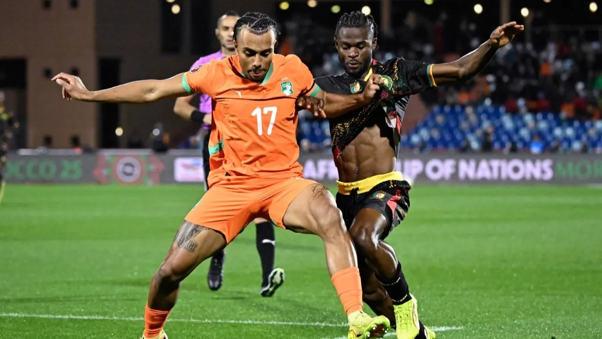 نجوم ريال مدريد وبرشلونة جنمبا إلى جنب لمشاهدة قمة كأس أمم إفريقيا 2025 