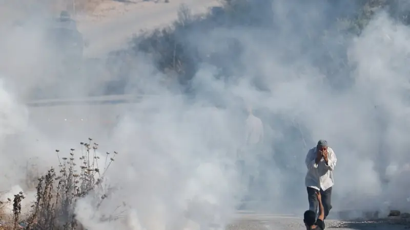 صور - مستوطنون إسرائيليون يشعلون النار في مسجدين بالضفة