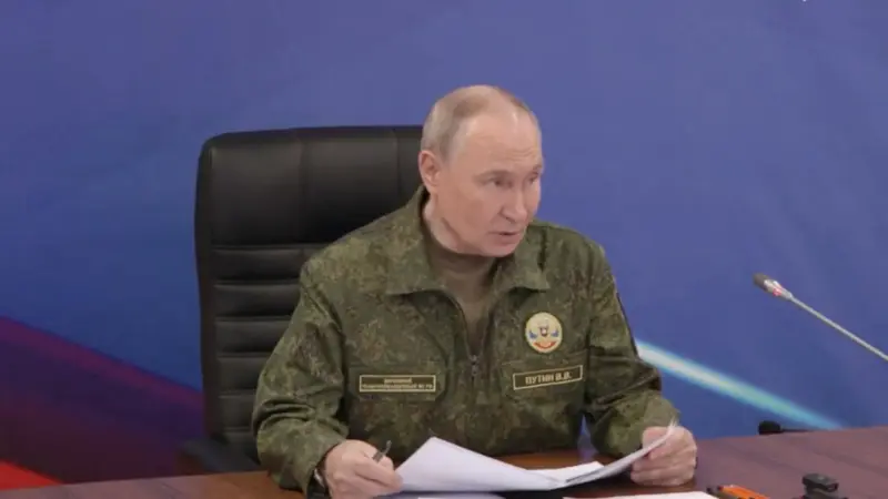 ارتدى الزي العسكري.. هل يُصّر بوتين على الحرب بدل السلام؟