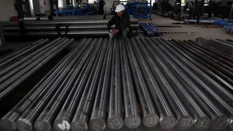 غارة تصيب مصنعا إيرانيا للصلب وتؤجل عودته إلى العمل حتى عام