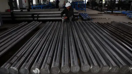 غارة تصيب مصنعا إيرانيا للصلب وتؤجل عودته إلى العمل حتى عام