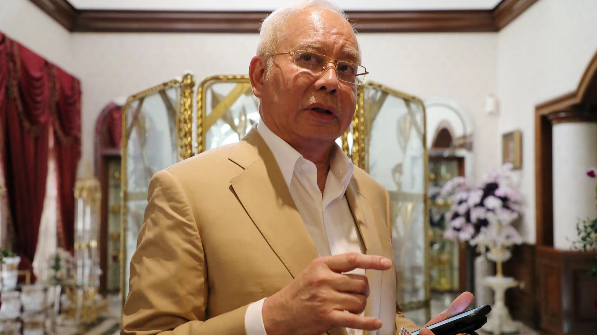 ماليزيا تحسم مصير رئيس وزرائها السابق في أكبر قضية فساد مالية 