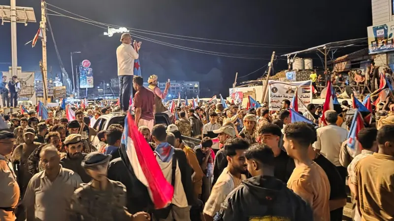 فيديو وصور - إطلاق نار خلال وقفة احتجاجية أمام قصر معاشيق بعدن