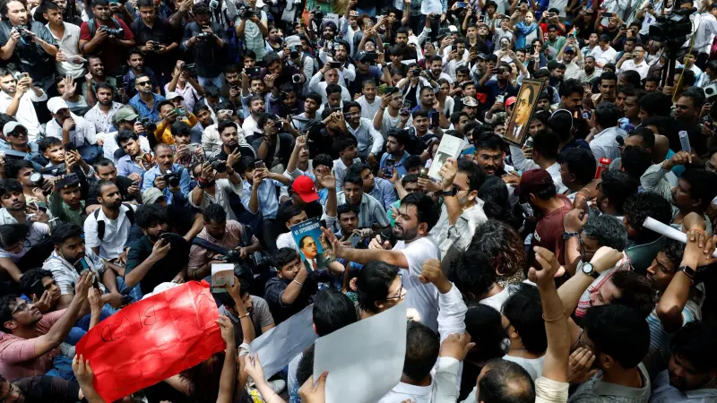 "حزب الصراصير" يجتاح شوارع نيودلهي.. ما القصة؟