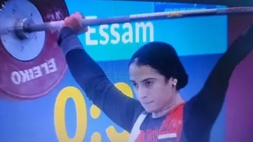 فيديو صادم يوثق لحظة إغماء لاعبة رفع أثقال مصرية خلال بطولة دولية